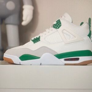 Air Jordan 4 Retro SB Pine Green Sneakers Men’s Size 10